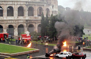 Manekin terrorysty "eksplodował" pod Koloseum