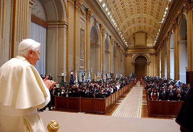 Benedykt XVI apeluje do polityków o obronę rodziny