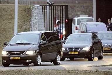 Ciało Miloszevicia przewieziono do kostnicy w pobliżu lotniska w Amsterdamie