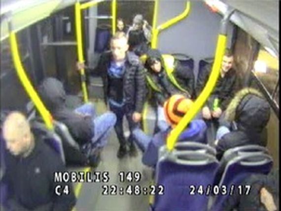 20-latkowie dotkliwie pobili mężczyznę w autobusie. Mamy ich zdjęcia