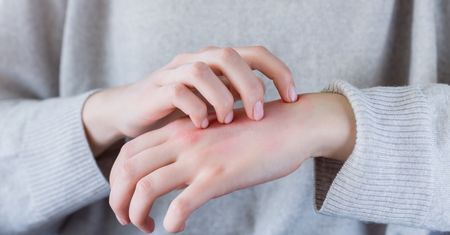 Wczesny objaw raka wątroby. Niewielu łączy go z tą chorobą