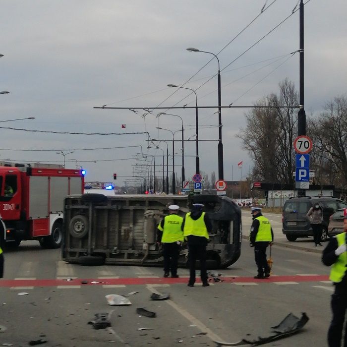 Karetka po zderzeniu z samochodem przewróciła się na bok | fot. czytelniczka Karola