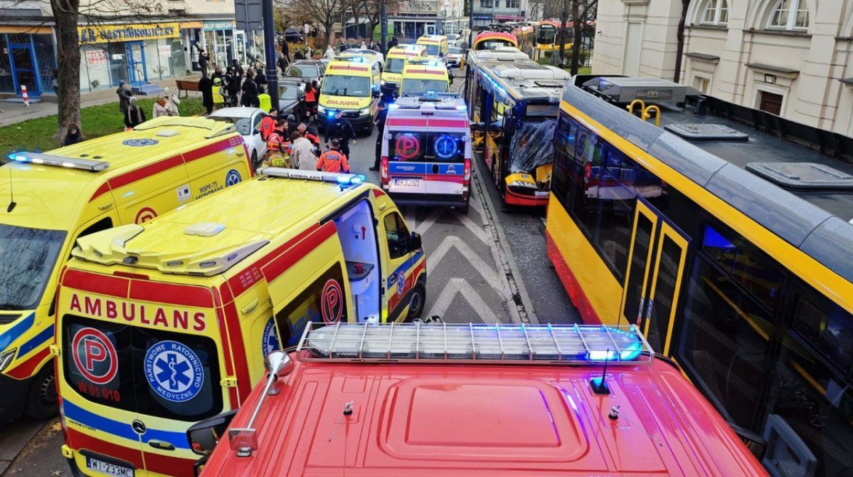 Warszawa: Poranny wypadek tramwajów i autobusu sparaliżował pół miasta