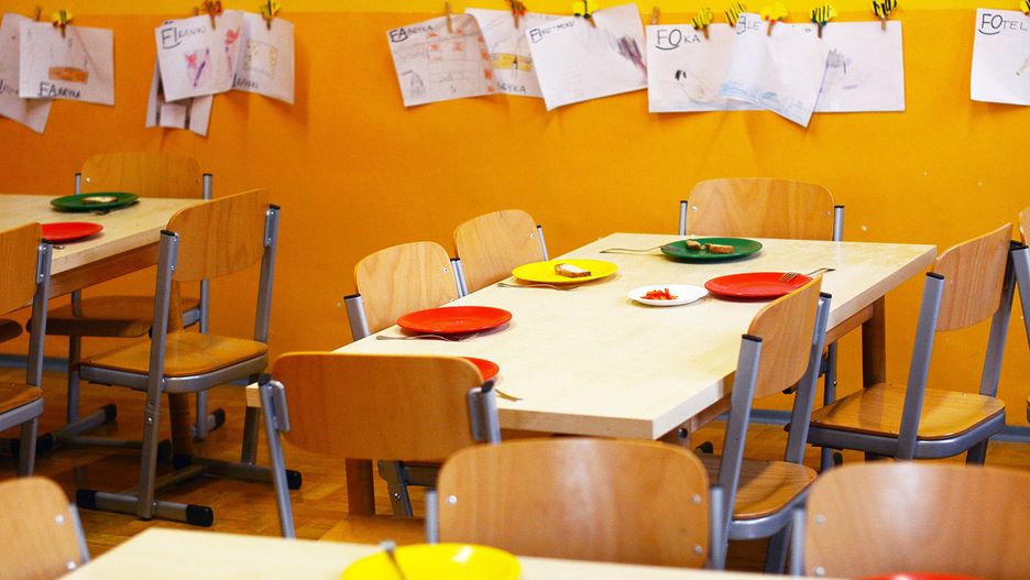 Od poniedziałku nauka w szkołach odbywa się wyłącznie zdalnie. Przedszkola pracują normalnie