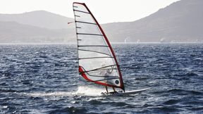 Tak pływają najlepsi windsurferzy. 57 zawodników rywalizowało w Hiszpanii (wideo)