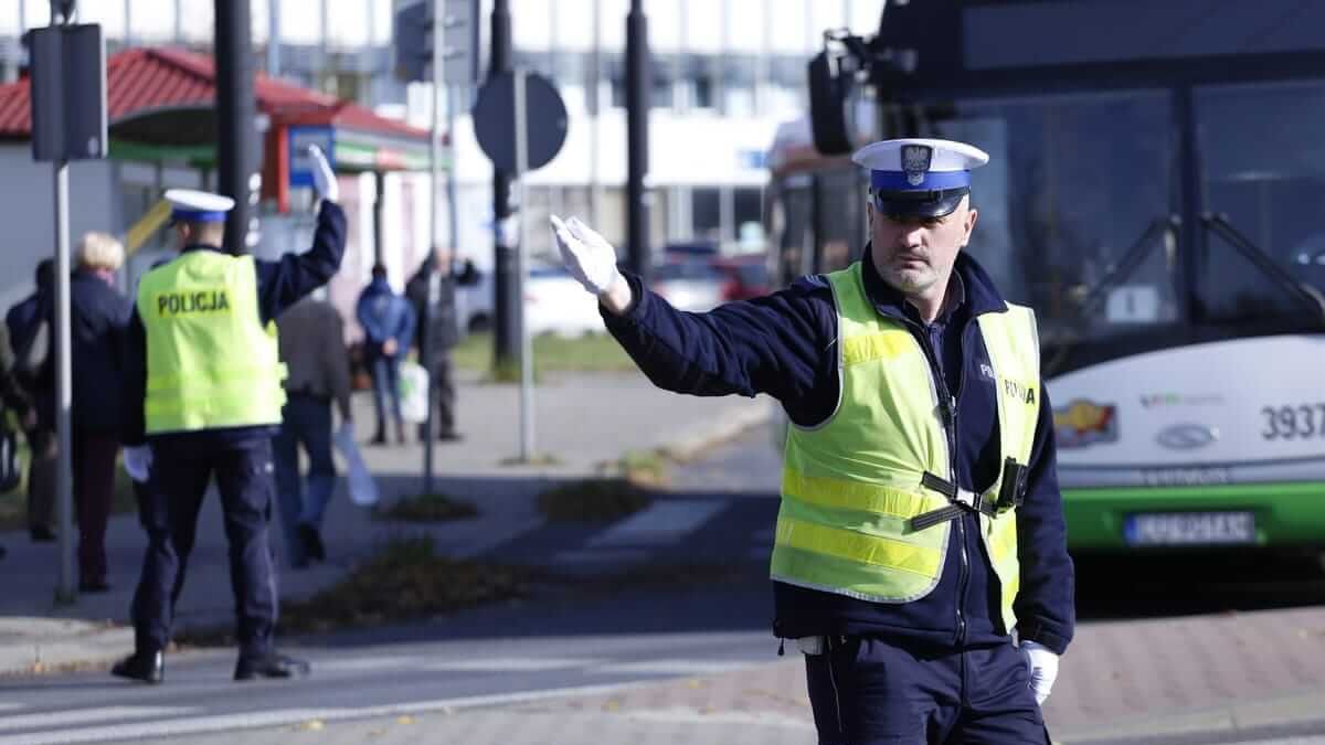 Policjanci kierujący ruchem przy cmentarzu