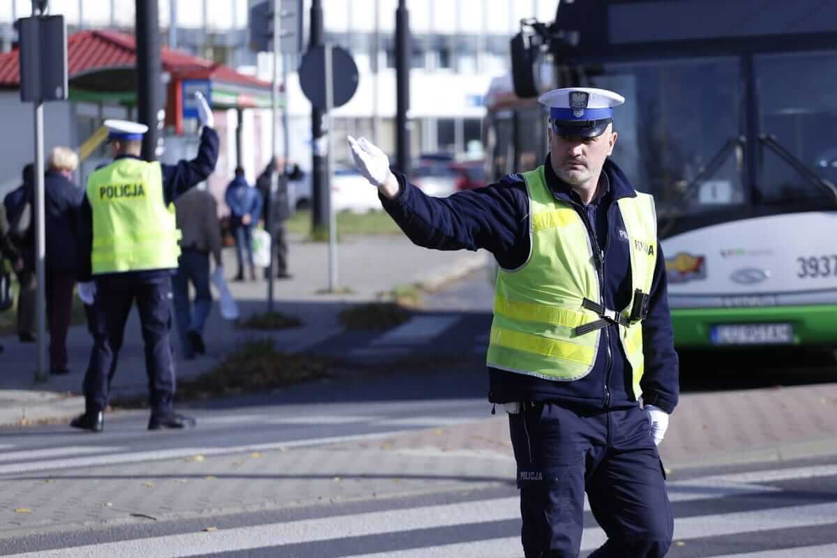 Lublin. Zmiany w organizacji ruchu przy cmentarzach w okresie Wszystkich Świętych. Sprawdź, jak dojechać i gdzie zaparkować