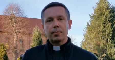 Trzeba nadstawiać drugi policzek? Ksiądz wyjaśnia. Pada słowo "mięczak"