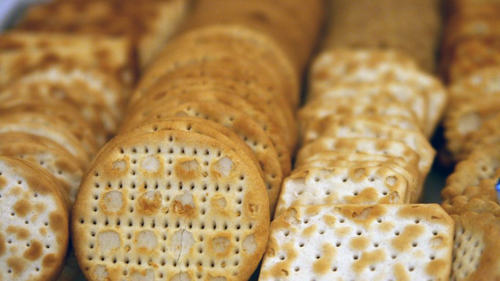 Pełnoziarniste krakersy serowe