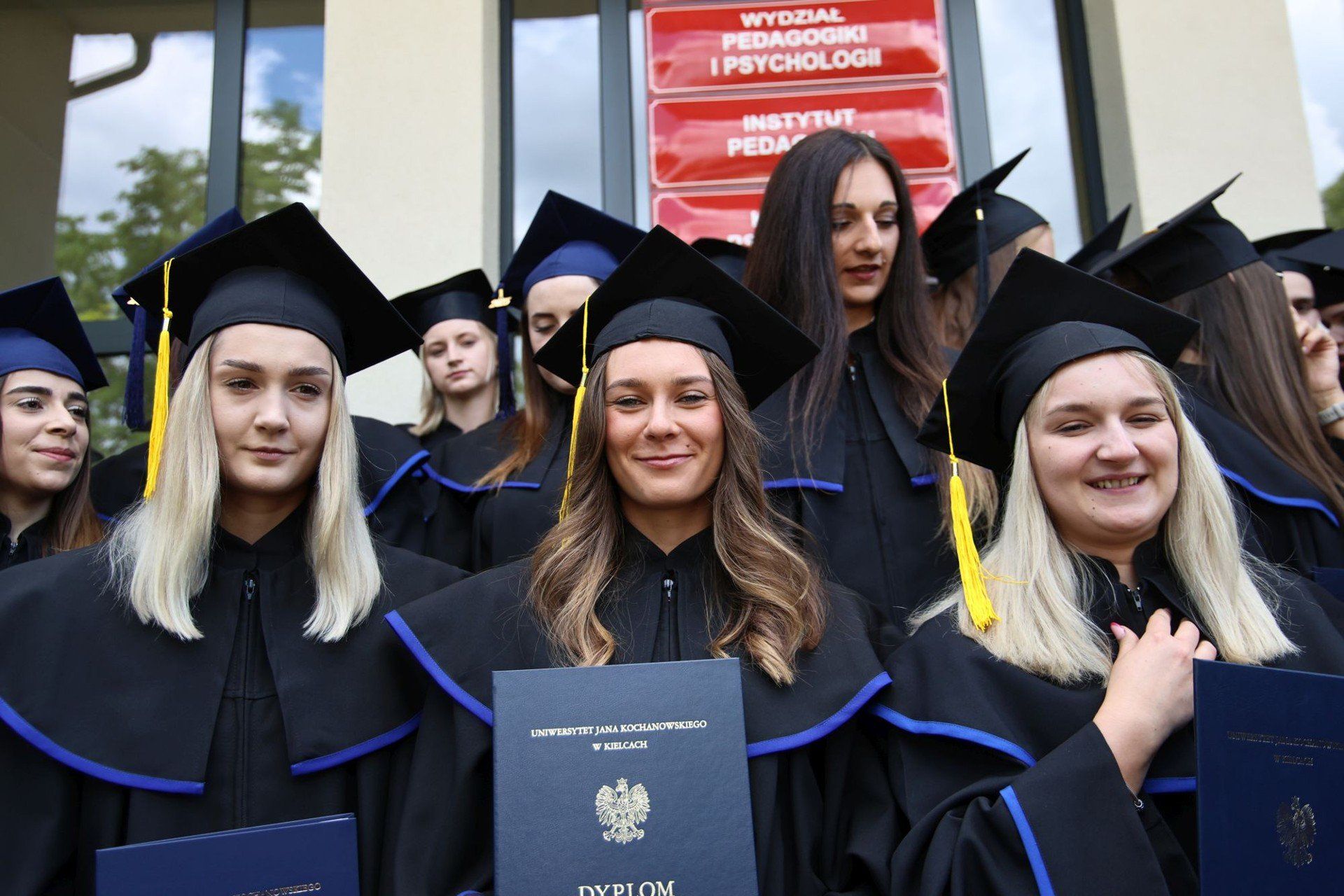 Absolwenci Wydziału Pedagogiki i Psychologii Uniwersytetu Jana Kochanowskiego w Kielcach odebrali dyplomy ukończenia studiów.