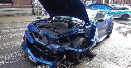 Wjechał Camaro w karetkę. Był pijany i poszukiwany.