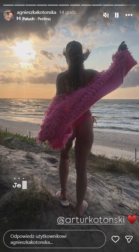 Agnieszka Kotońska spaceruje na plaży
