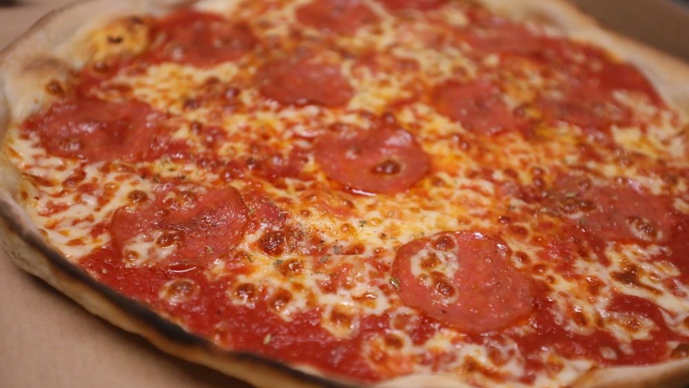 przygotowanie pizzyPawe� Supernakdzie� pizzy, pizza, przygotowanie, Viaduct Pizza Bar, gastronomia