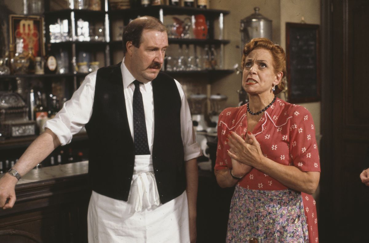 Gordon Kaye i Carmen Silvera w scenie z kultowego serialu.
