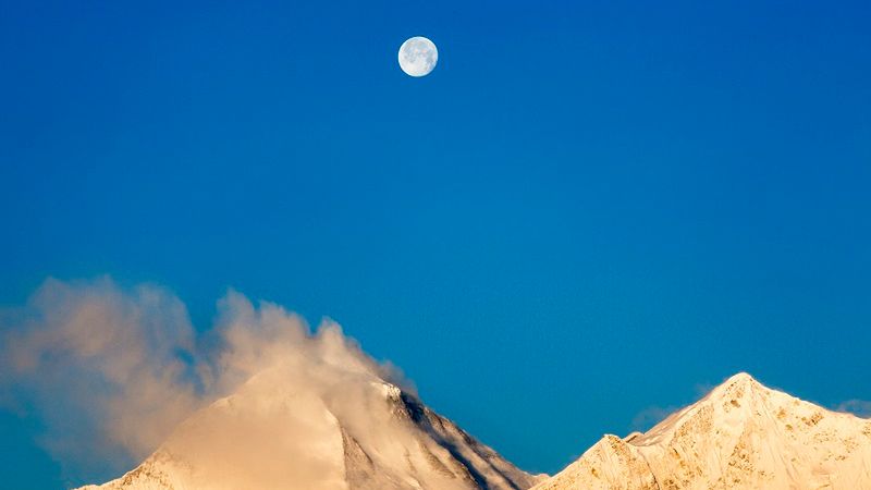 Szczyt Dhaulagiri w Himalajach 