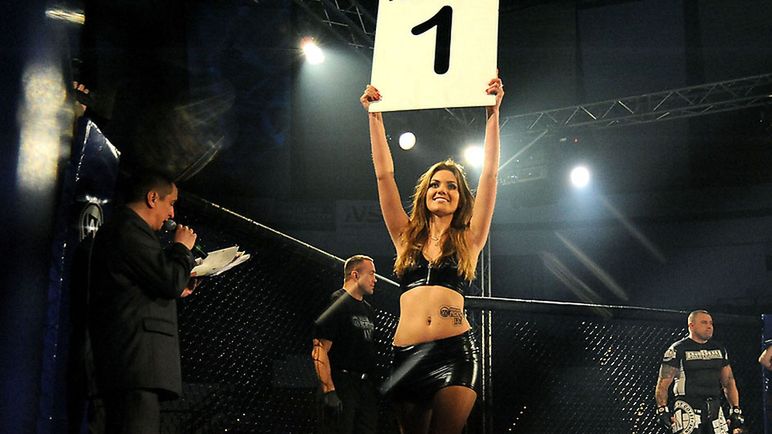 Ring Girl wskazująca numer rundy