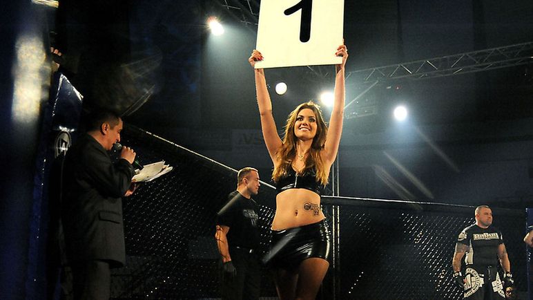 Zdjęcie okładkowe artykułu: Ring Girl wskazująca numer rundy