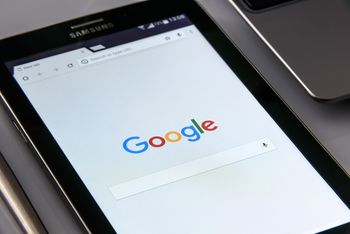 Insider z Google na celowniku. Inżynier zarobił ponad milion dolarów na zakładach z poufnymi informacjami