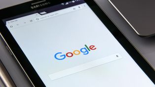 Insider z Google na celowniku. Inżynier zarobił ponad milion dolarów na zakładach z poufnymi informacjami