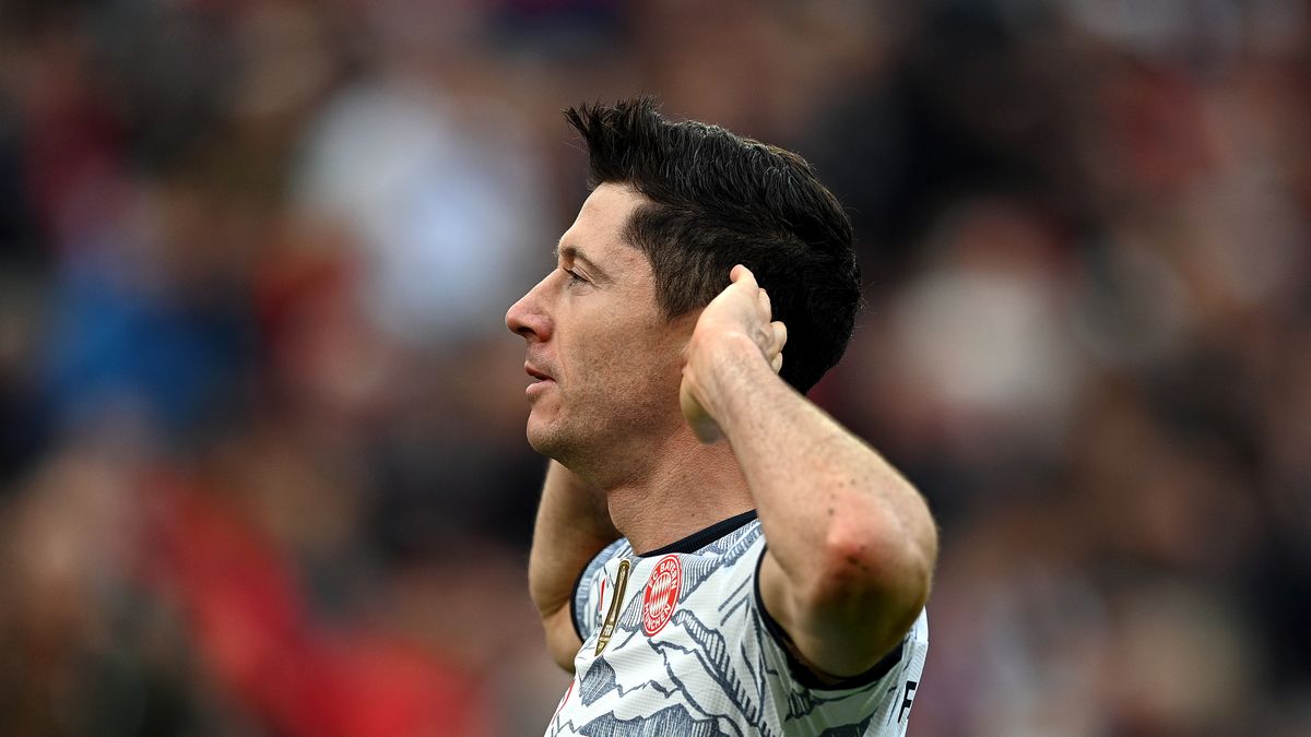 Getty Images /  Lukas Schulze / Robert Lewandowski po strzeleniu gola w meczu Bayer Leverkusen - Bayern Monachium