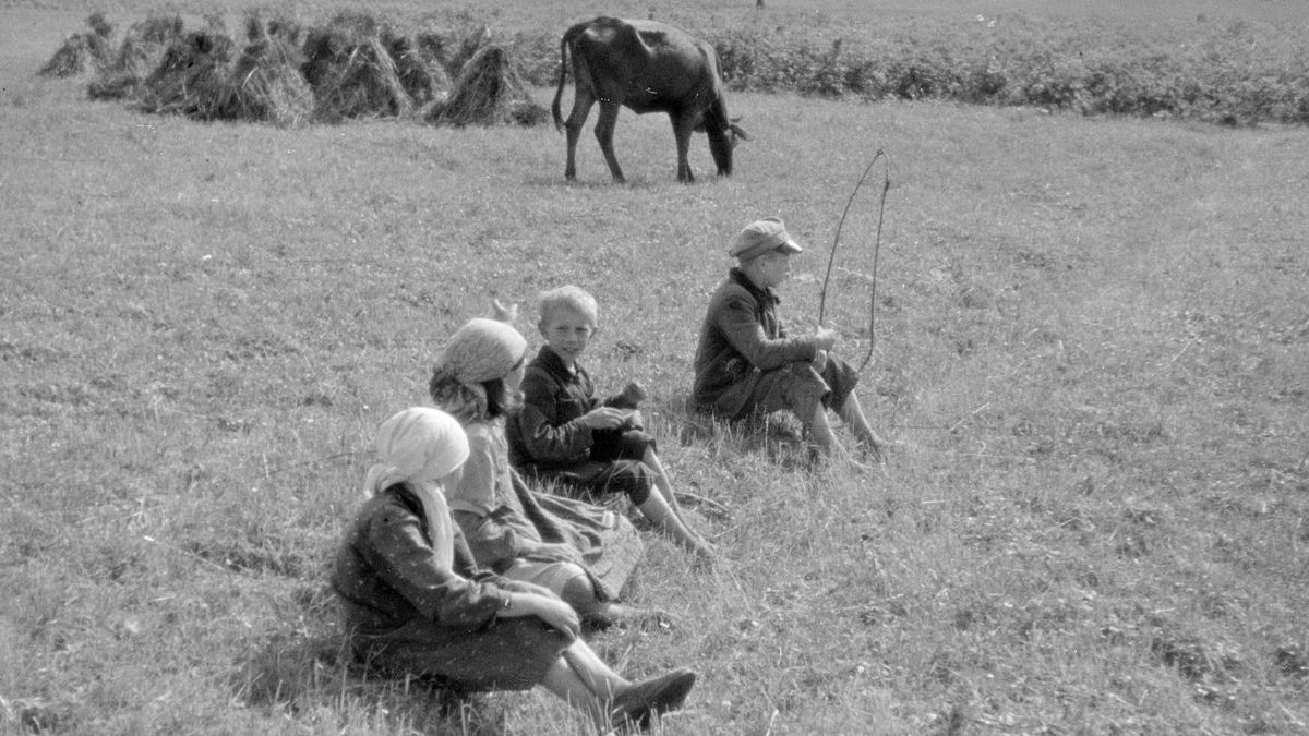 Dzieci na polskiej wsi w 1937 r.