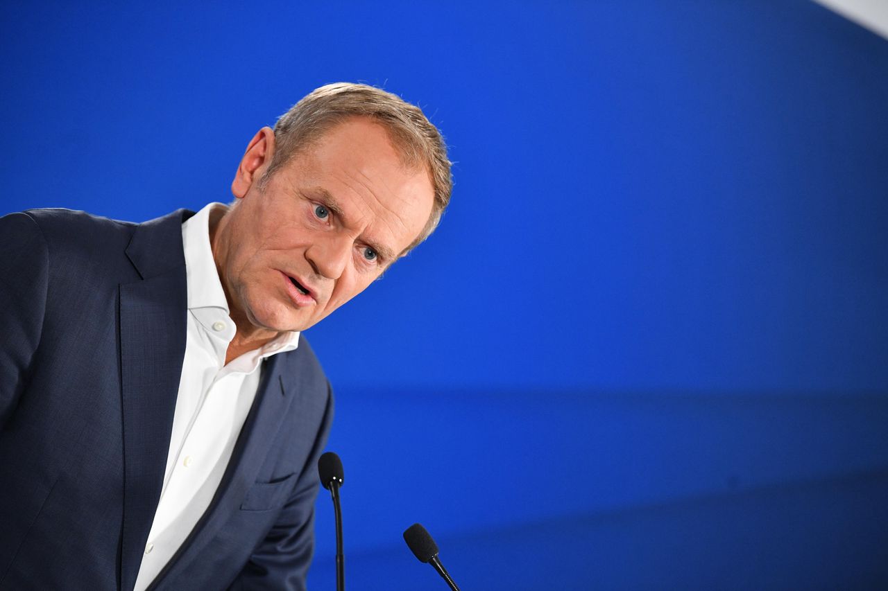 Afera paliwowa. Donald Tusk: zmieciemy tę władzę razem z jej bandyckimi cenami