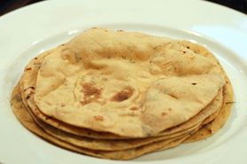 Chlebek chapati lub roti z pełnej pszenicy