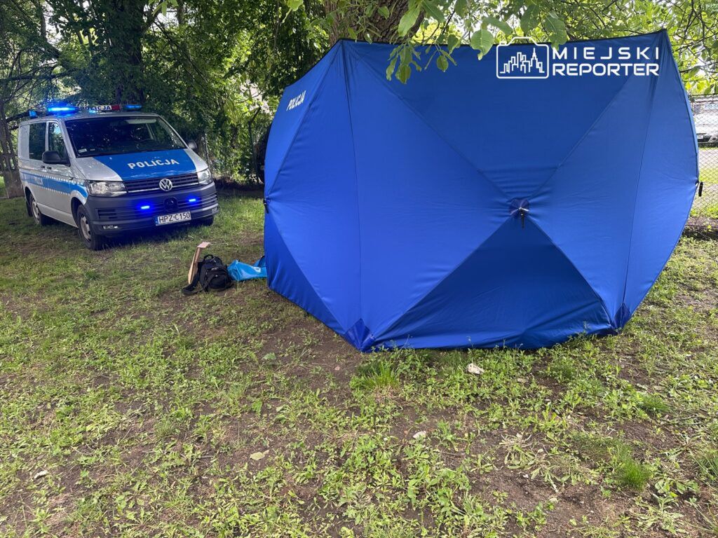 Ciało z raną postrzałową znalezione pod drzewem na Woli. Na miejscu czynności prowadziła policja pod nadzorem prokuratora