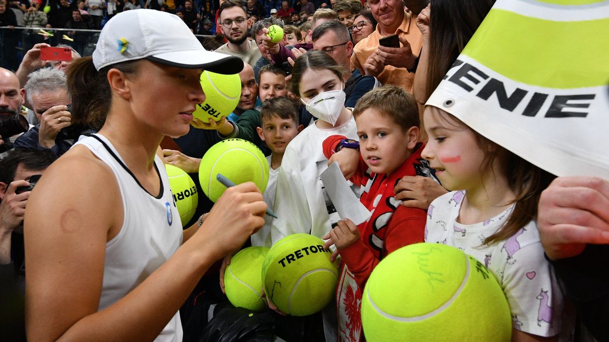 Radom, 15.04.2022. Polka Iga Świątek (na zdjęciu) wśród kibiców po wygranym pojedynku z Rumunką Mihaelą Buzarnescu podczas barażowego meczu tenisa pomiędzy Polską i Rumunią, 15 bm. w hali Radomskiego Centrum Sportu, ktorego stawką jest awans do finałowego turnieju Pucharu Billie Jean King. (js) Piotr Polak
