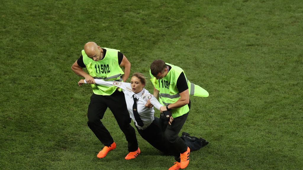 Getty Images / Catherine Ivill / Na zdjęciu: członkini Pussy Riot, która wbiegła na boisko podczas finału MŚ 2018