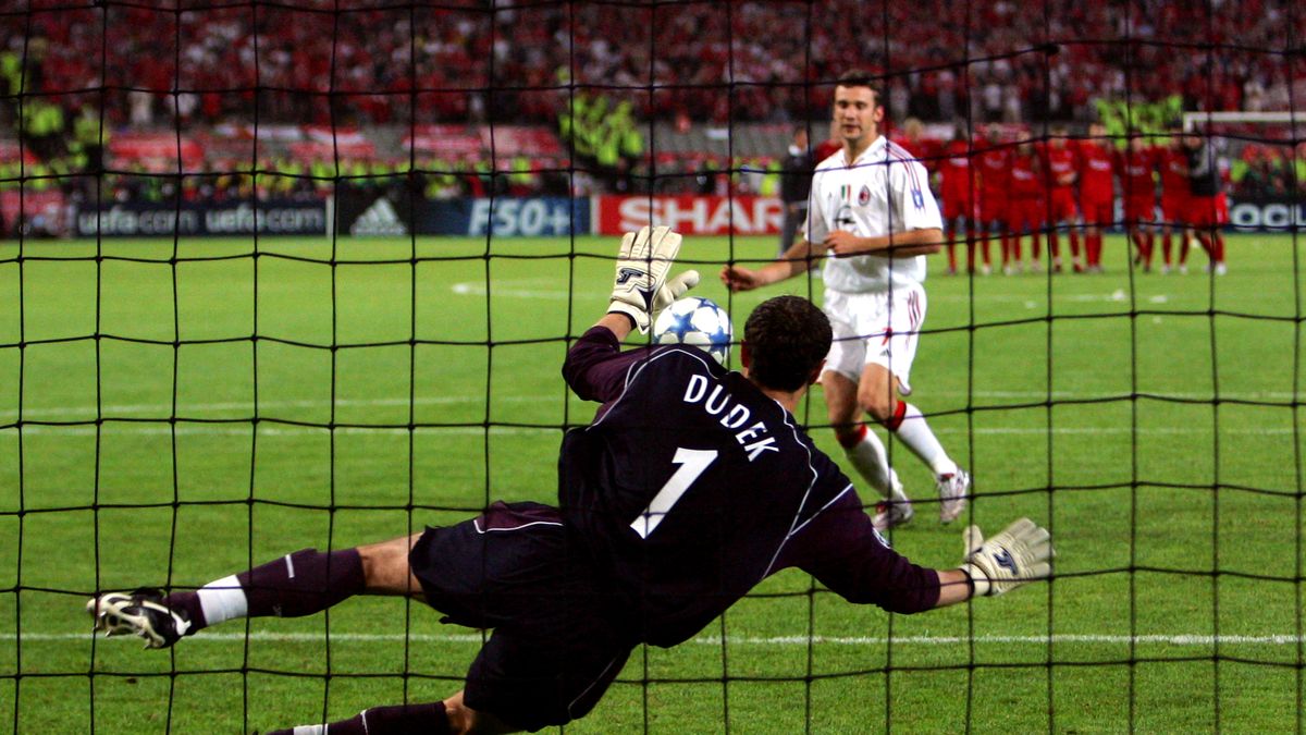 Jerzy Dudek broni strzał Andrija Szewczenki w finale Ligi Mistrzów 2004/2005