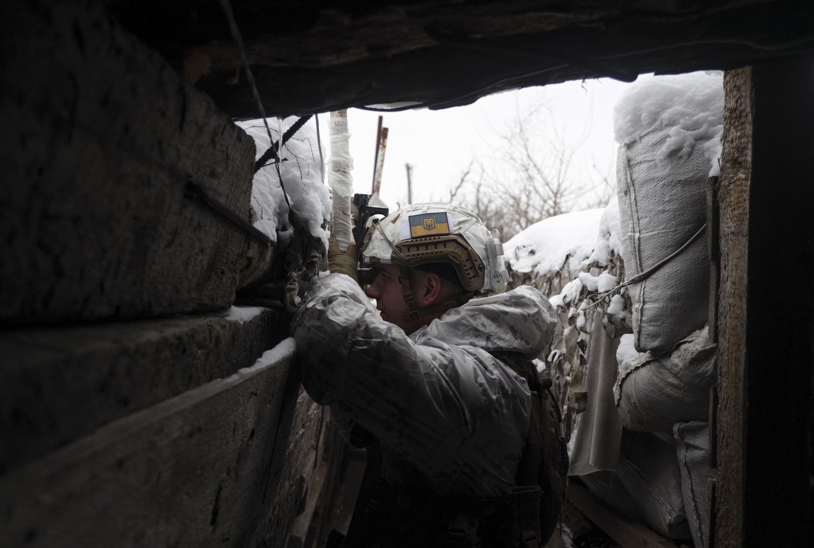 Ukrainian servicemen at the positions on a front line in the East of Ukraine.epa09708940 Ukrainian serviceman checks the situation at the positions on a front line near the Avdiivka village, not far from pro-Russian militants controlled city of Donetsk, Ukraine, 25 January 2022. US and Britain announced it is withdrawing some diplomats, nonessential personnel, and family members from their embassies in Kiev amid growing fears of a Russian invasion. Russia has recently strengthened its groups near the border with Ukraine and Belarus, with no signs of de-escalation, Pentagon spokesman John Kirby said on 24 January.  EPA/STANISLAV KOZLIUK Dostawca: PAP/EPA.STANISLAV KOZLIUK
