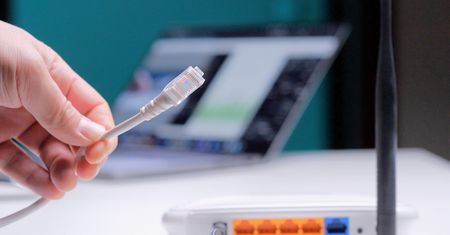 Czy warto wyłączać router wi-fi? Oszczędności, parametry i wpływ na zdrowie