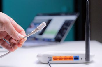 Czy warto wyłączać router wi-fi? Oszczędności, parametry i wpływ na zdrowie
