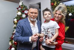 Nieruchoma, kamienna twarz Rutkowskiego. Ale co innego przykuwa uwagę