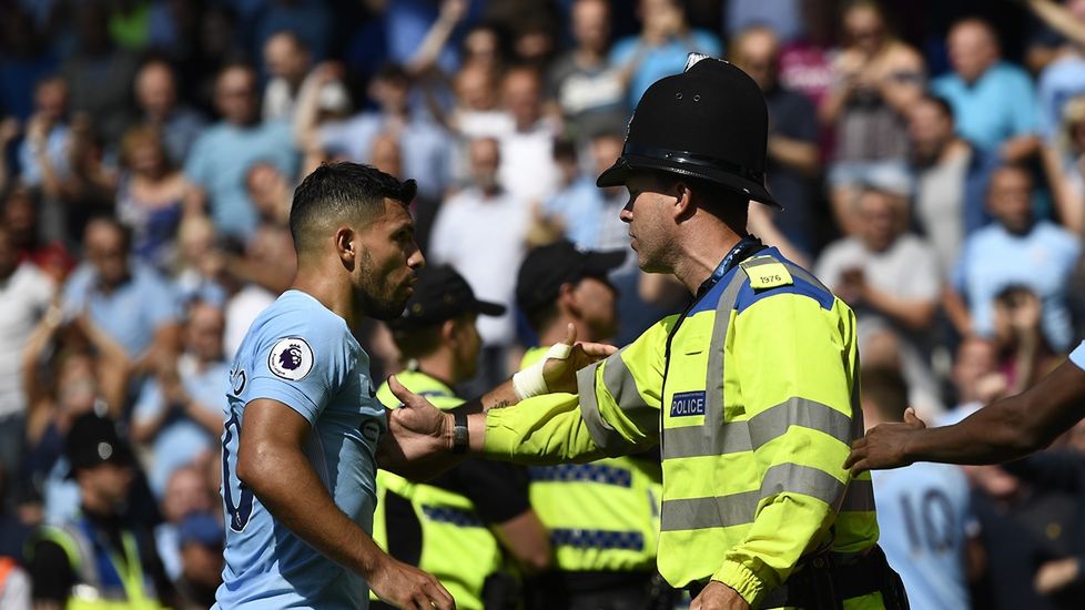 Zdjęcie okładkowe artykułu: Reuters /  / Sergio Aguero kłóci się z policjantem