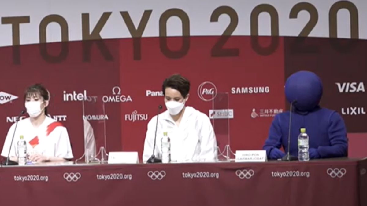 Zdjęcie okładkowe artykułu: Twitter / Tokyo2020 / Dziwna postać na konferencji prasowej