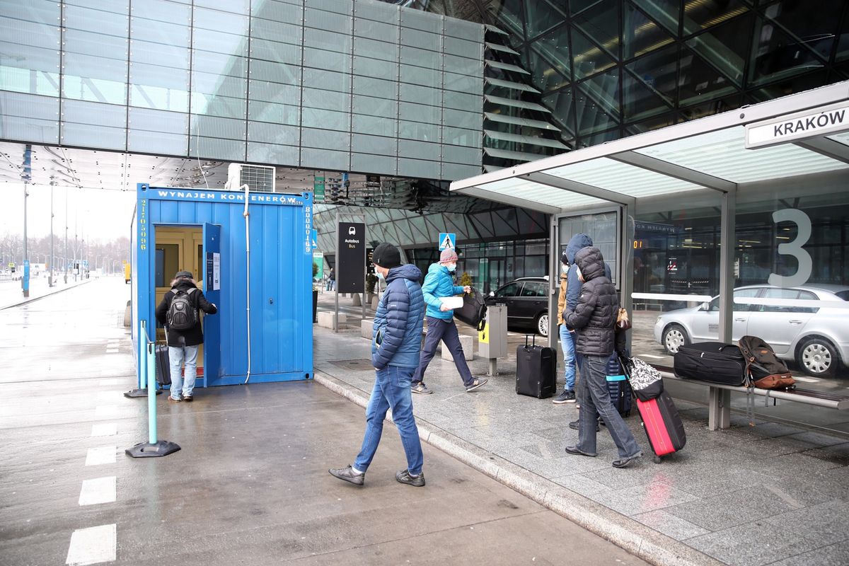 Punkt wymazowy umożliwiający wykonanie szybkiego testu antygenowego na lotnisku Kraków Airport