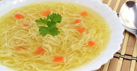 Odkąd poznałem ten trik, już nie wlewam maggi do rosołu. Wychodzi smaczny jak nigdy i ma piękny kolor