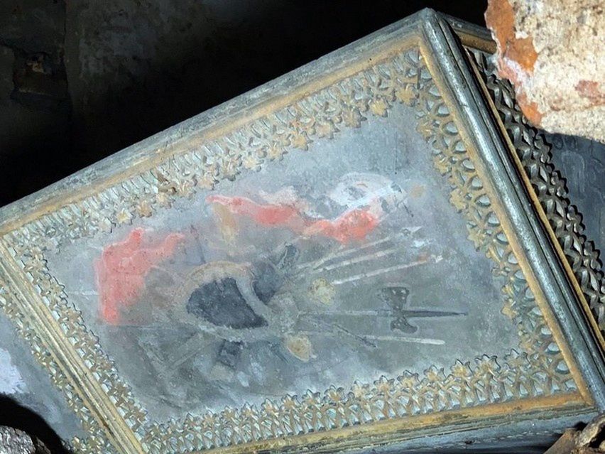 Zdobienia na sarkofagu zachowały się w dobrym stanie.