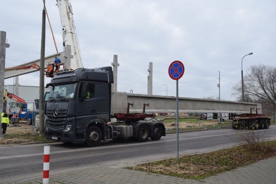 Dźwigary, każdy o wadze około 20 ton, zostały przywiezione do Radomia z Suchedniowa, 