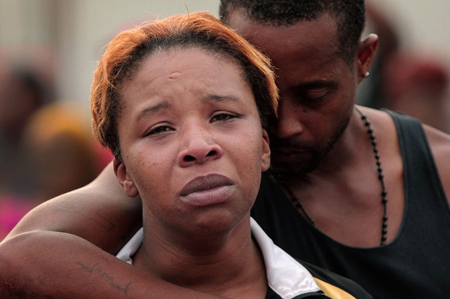 W kategorii fotografii newsowej ("Breaking News") nagrodę Pulitzera otrzymał cały zespół (8 reporterów i 3 edytorów) lokalnego dziennika St. Louis Post - Dispatch.