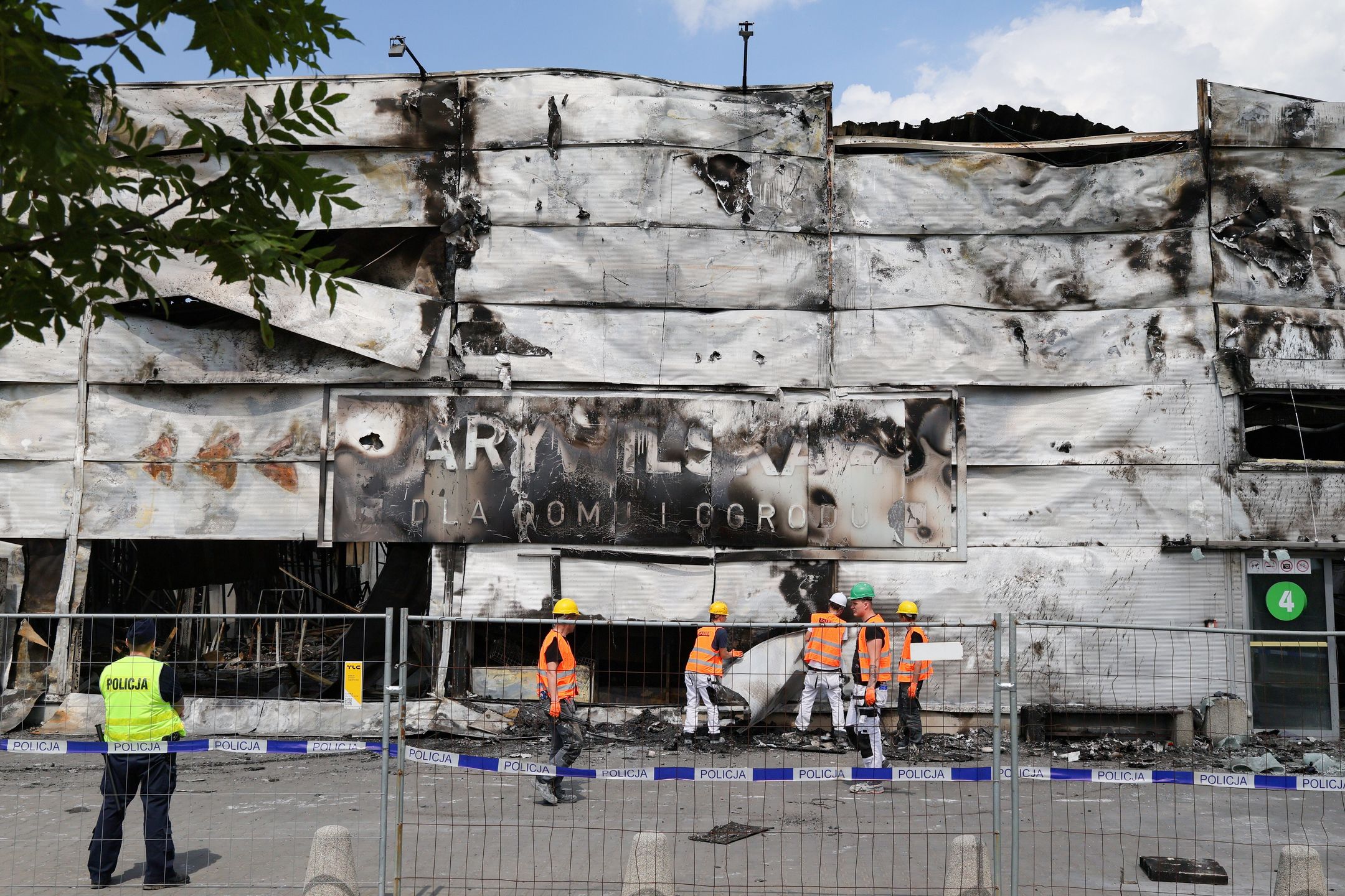 Warszawa, 20.05.2024. Spalona hala targowa przy ulicy Marywilskiej 44 w Warszawie, 20 bm. gdzie odbyła się konferencja radnych Prawa i Sprawiedliwości. (ad) PAP/Paweł Supernak