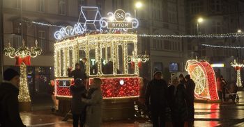 Bytom: Jarmark Świąteczny kusi iluminacjami i smakołykami. Jest kolorowo, smakowicie, a dzieci mają swoją górkę do zjeżdżania