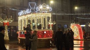 Bytom: Jarmark Świąteczny kusi iluminacjami i smakołykami. Jest kolorowo, smakowicie, a dzieci mają swoją górkę do zjeżdżania