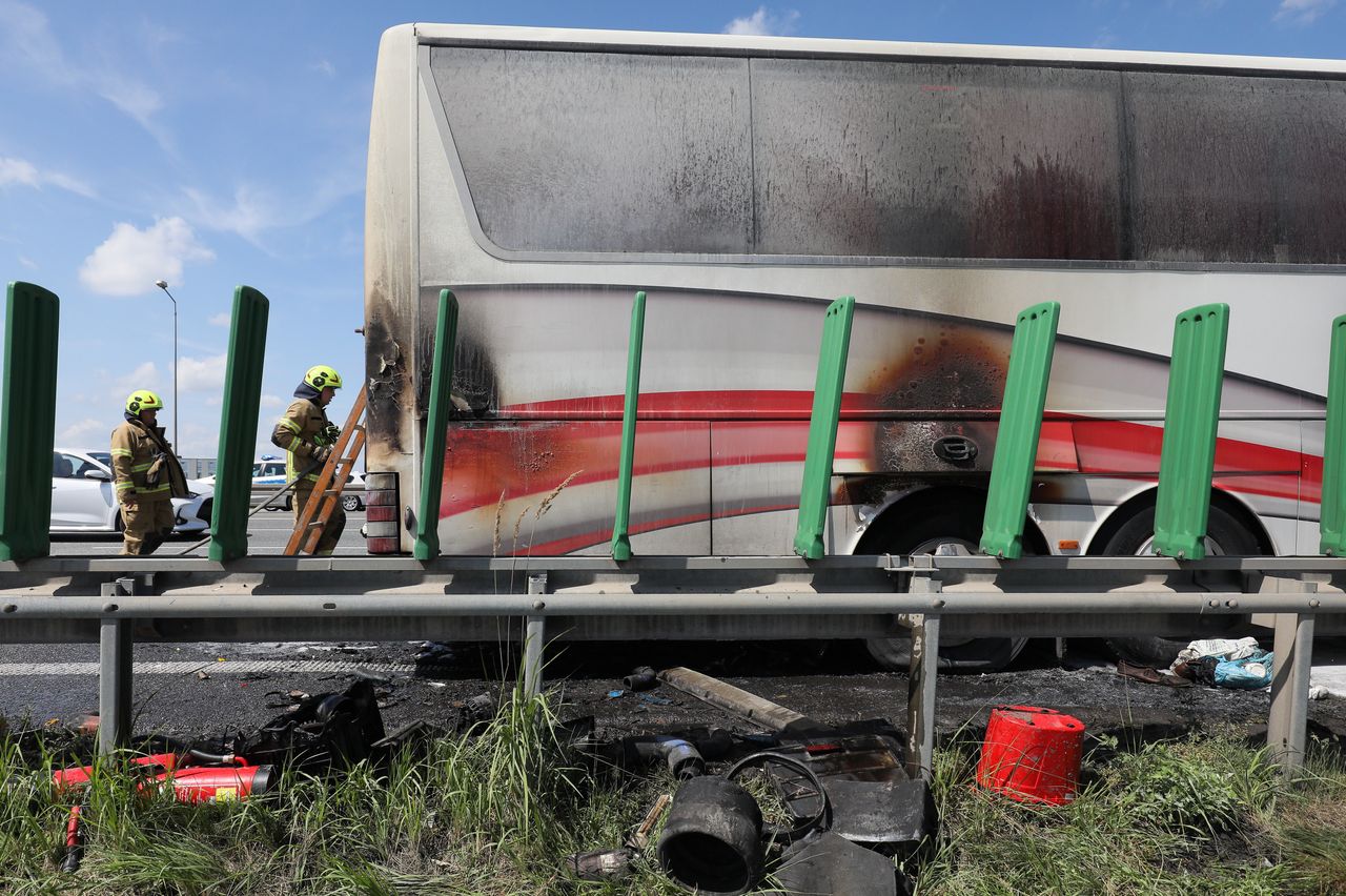 Miejsce pożaru autobusu przewożącego grupę dzieci na trasie S8 w Starych Babicach k. Warszawy