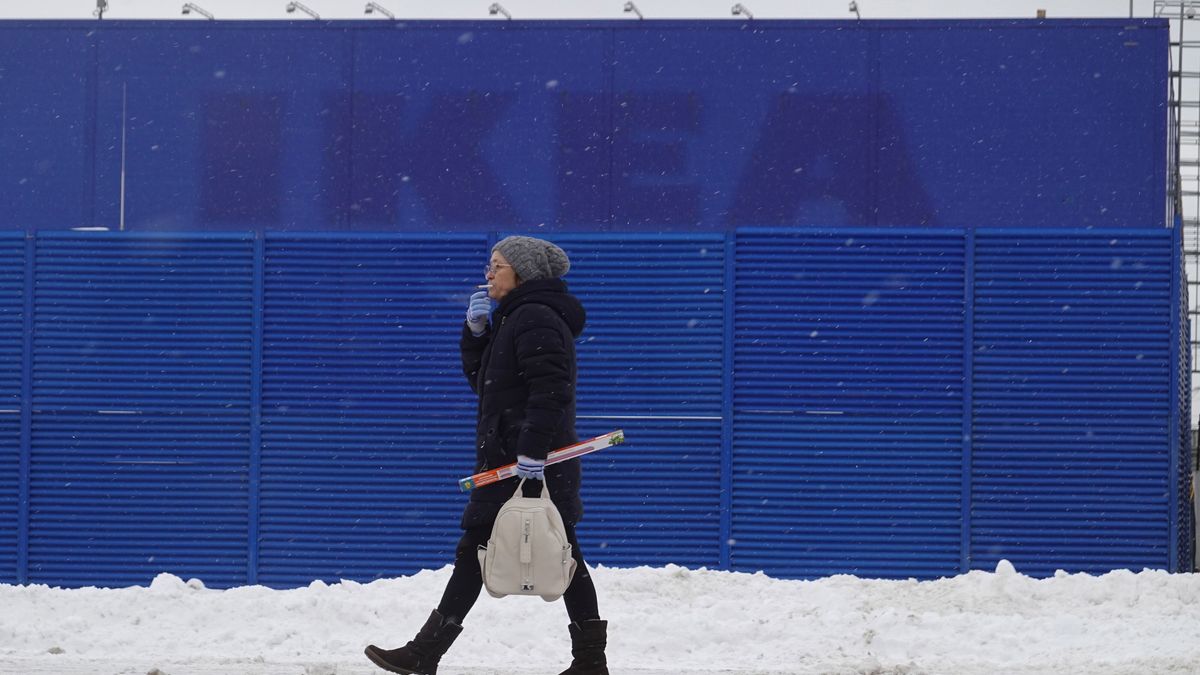 A woman walks in front of a former Ikea store at the Mega mall in Moscow district Tyoply Stanin, Russia, 15 February 2023. The Swedish multinational company Ikea left the Russian market in 2022. As part of the economic sanctions imposed by the West on Russia, a number of international brands had announced the suspension, limitation or closing of their operations in Russia. On 24 February 2022 Russian troops entered the Ukrainian territory in what the Russian president declared a 'Special Military Operation', starting an armed conflict. EPA/MAXIM SHIPENKOV Dostawca: PAP/EPA.