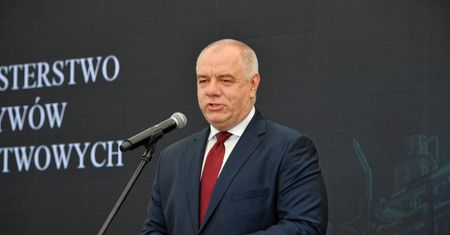 Poczta Polska odpuści długi za abonament RTV? Jacek Sasin reaguje. Zobacz jego wpis