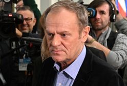 Dziennikarka uderzona kamerą. Donald Tusk żartuje z "krwawego reżimu"