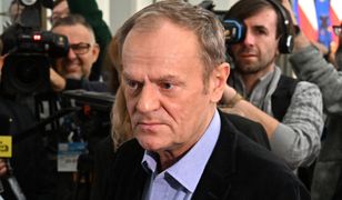 Dziennikarka uderzona kamerą. Donald Tusk żartuje z "krwawego reżimu"